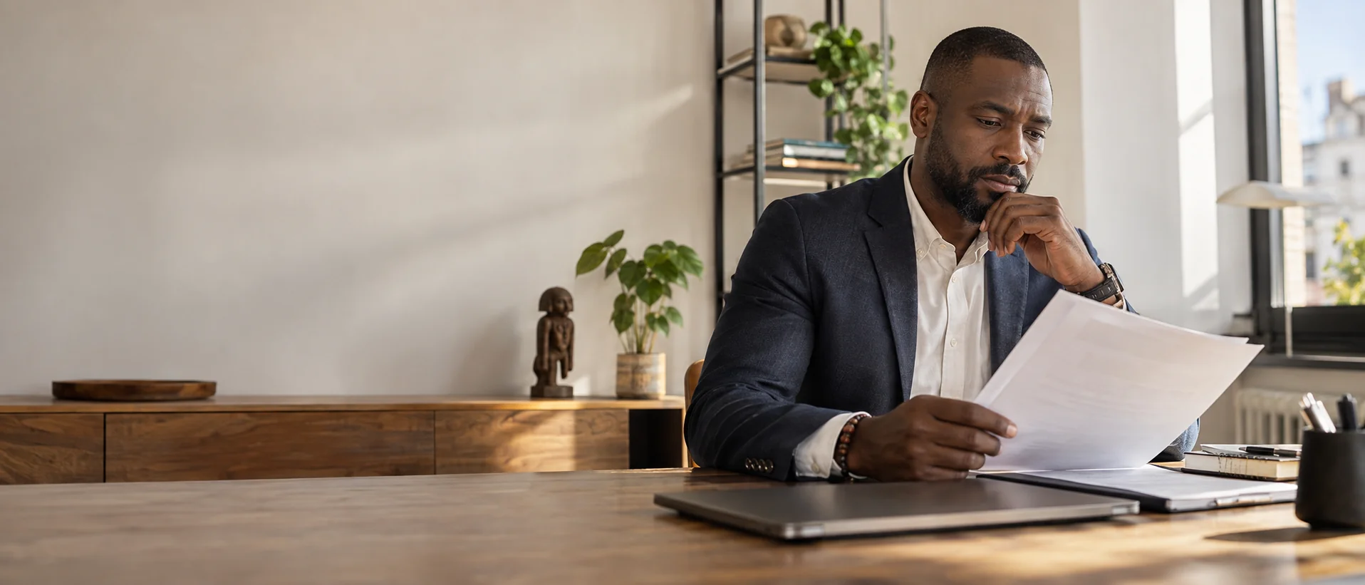 Entrepreneur réfléchissant à une difficulté professionnelle
